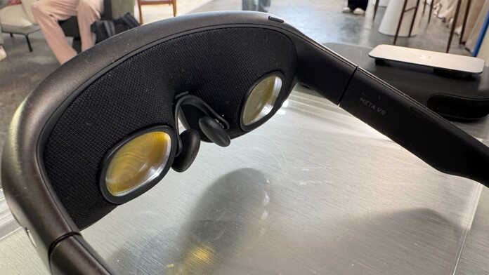 Innenseite der Meta VR Glasses mit den beiden Linsen, Nasenauflagen und gepolsterter Gesichtsauflage.