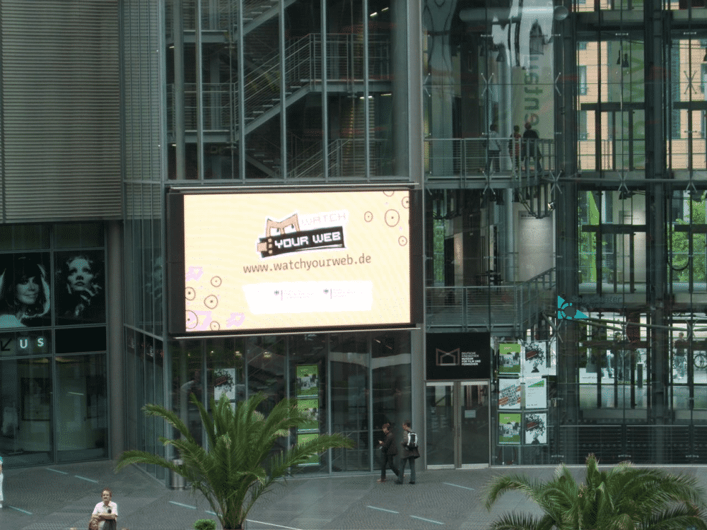Werbespot "Watch Your Web" auf FGroßbildleinwand im Berliner Sony-Center