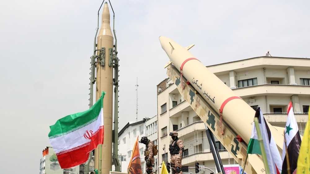 Zu sehen sind iranische Raketen in einer Straßenszene, im Hintergrund ein Gebäude