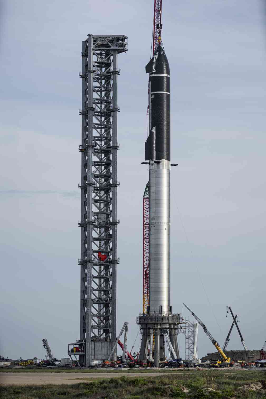 Starship von SpaceX Größte Rakete der Welt erstmals zusammengesetzt