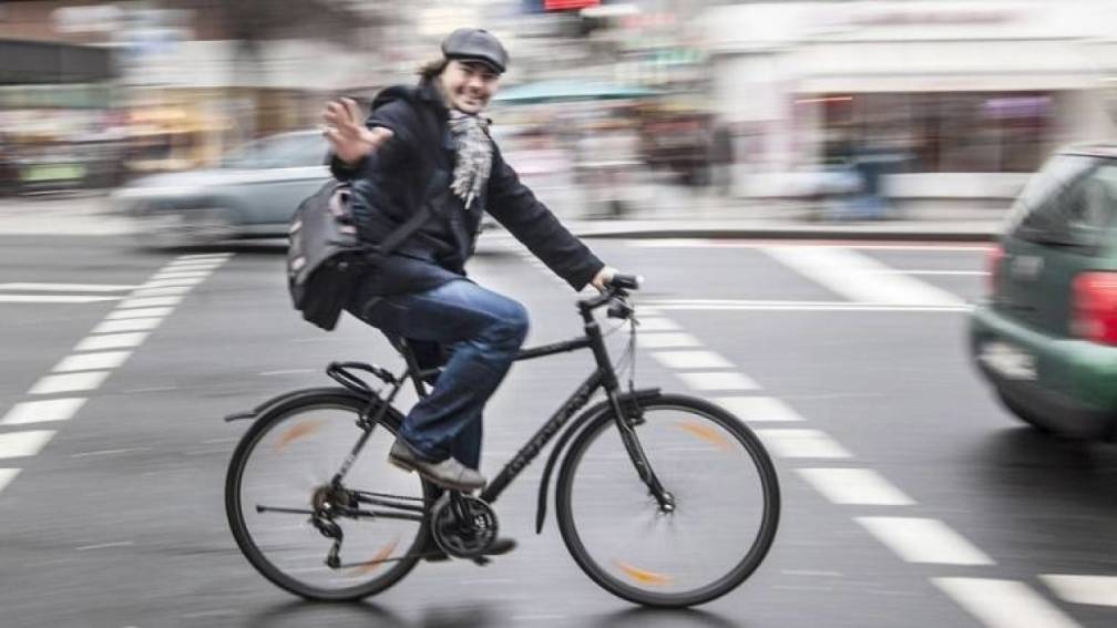 bus hält abstand nicht ein fahrrad
