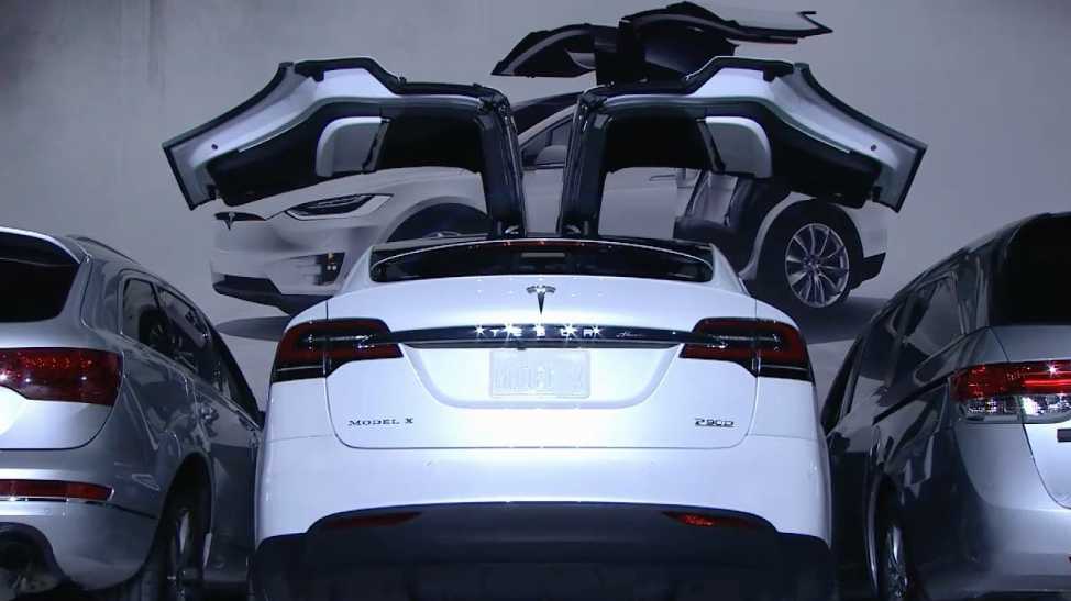 elektroauto tesla model x kostet in der basisausstattung 80 000 us dollar heise online