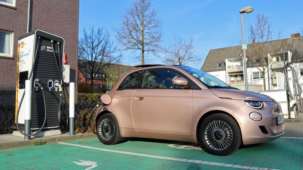 Test New Fiat 500e Modernes Elektroauto Fur Die Stadt Mit Niedrigem Verbrauch Heise Autos