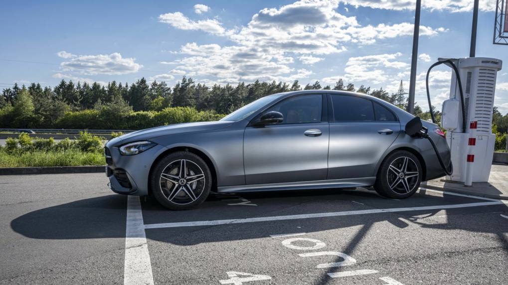 mercedes c 300 e im test plug in hybrid mit riesiger batterie und schnellladung heise autos