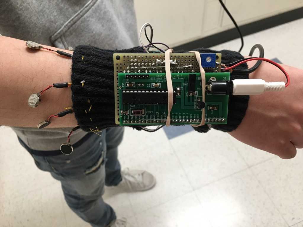 Auf einem Arm ist eine schwarze Manschette mit Elektronik befestigt