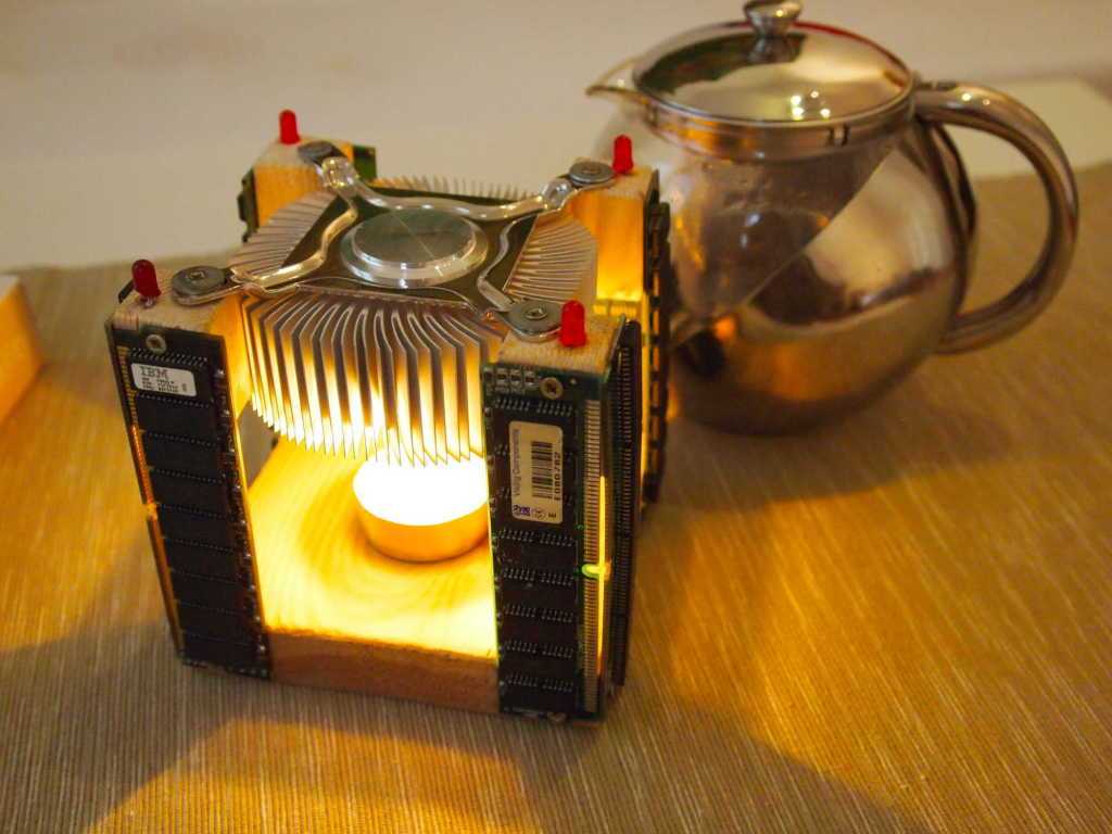 Teekanne neben Tee-Stövchen aus CPU-Kühler