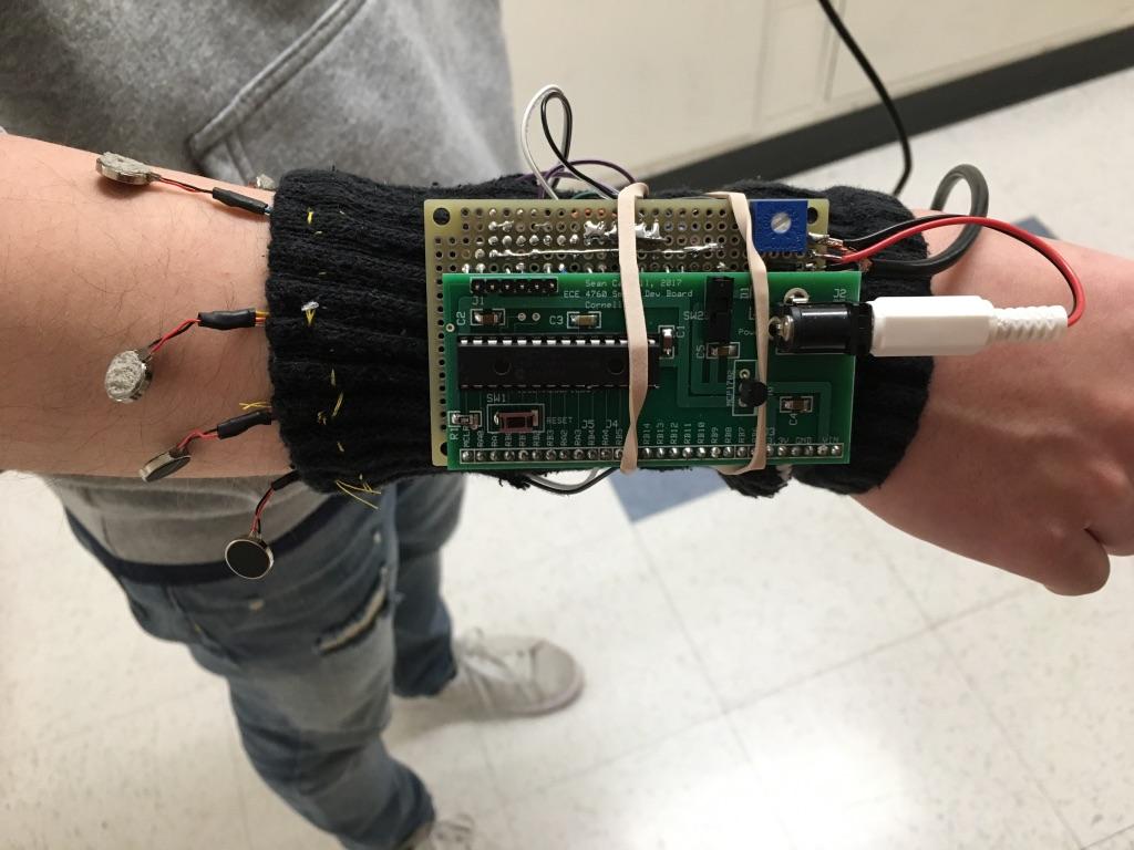Auf einem Arm ist eine schwarze Manschette mit Elektronik befestigt