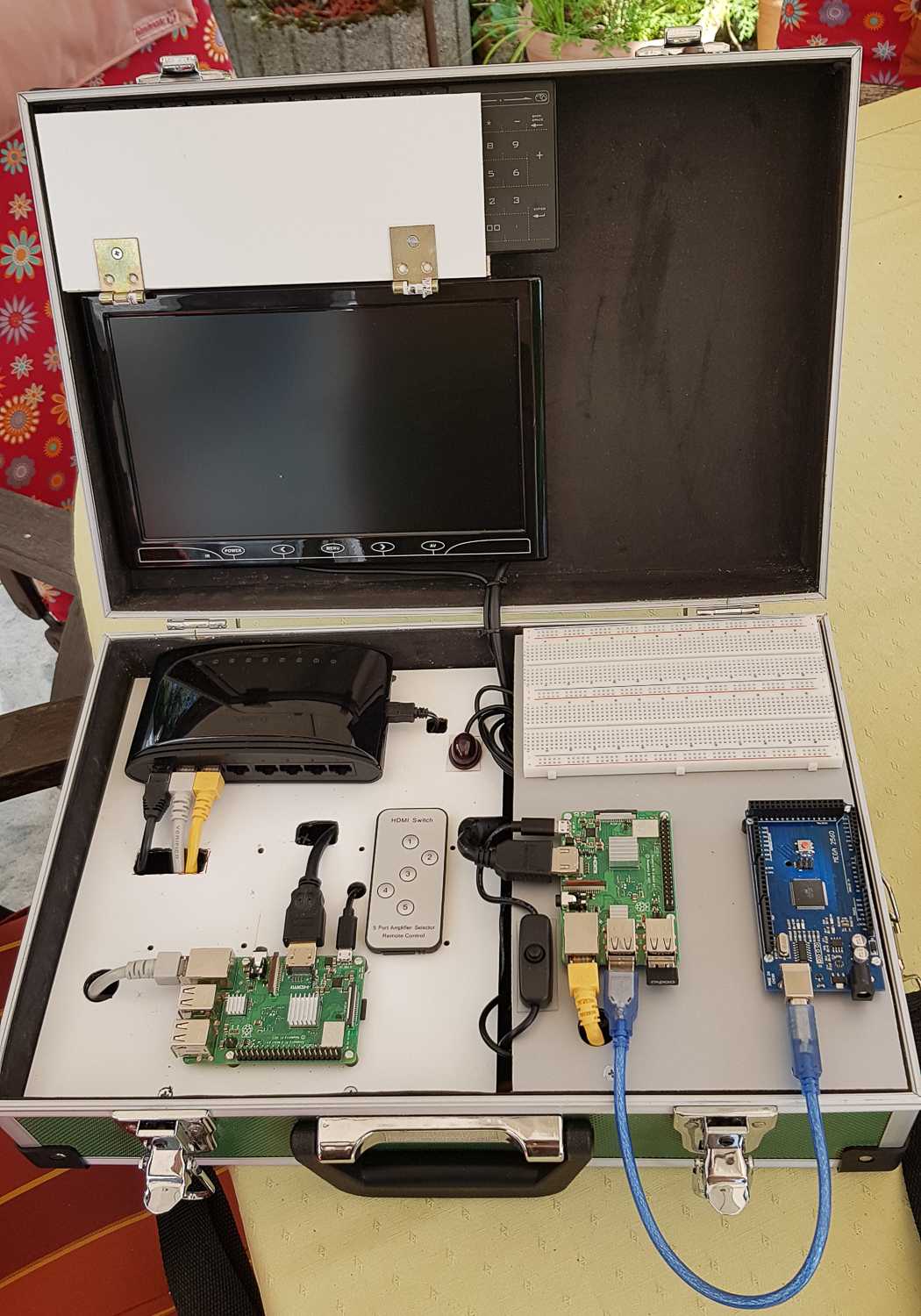 Arduino-Koffer Version 2 mit Raspberry Pis: Keyboard eingeklemmt