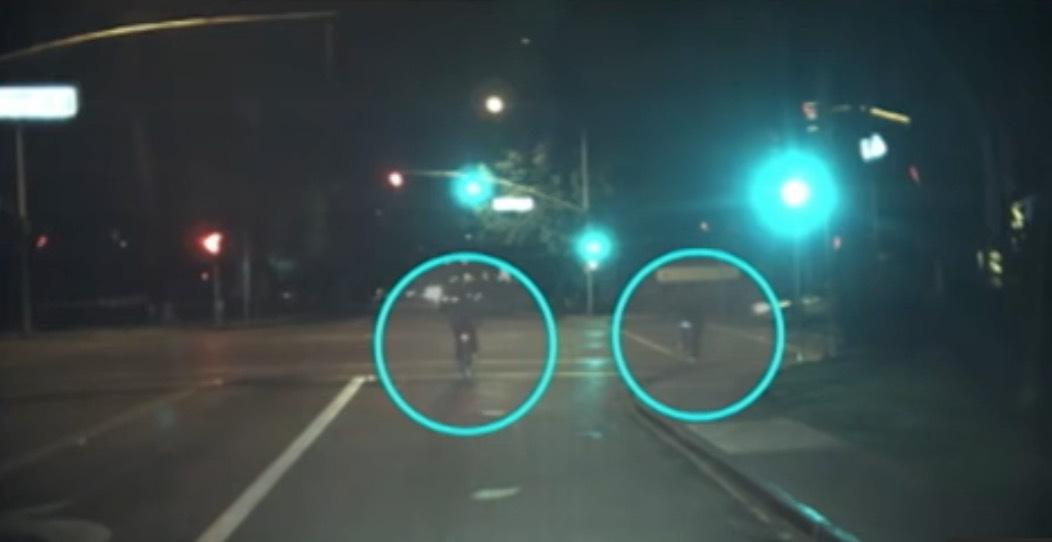 Während links ein Radfahrer die Spur wechselt, kommt von rechts unvermittelt ein weiterer Radfahrer. Googles Auto soll sich darauf eingestellt haben können.
