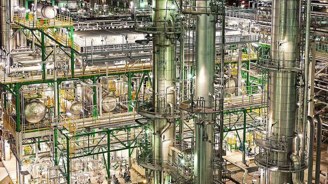 Luftaufnahme der PCK-Raffinerie Schwedt mit Industrieanlagen, Tanks und Produktionseinrichtungen in der strukturschwachen Uckermark.