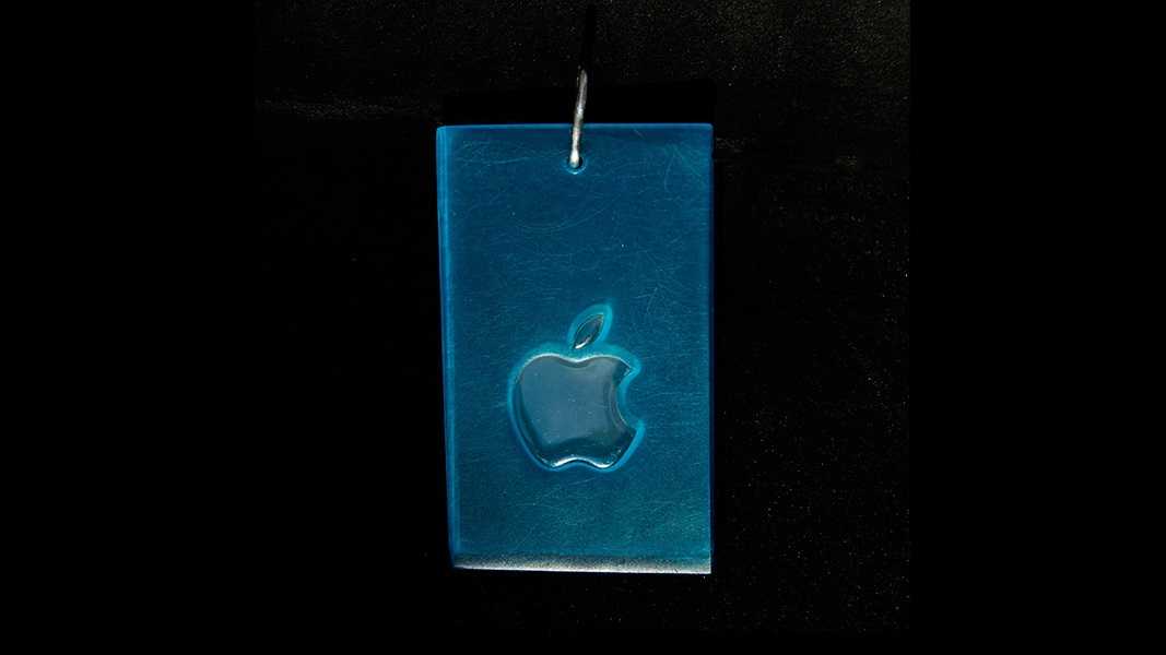 Ein hellblaues Rechteck mit Apple-Logo