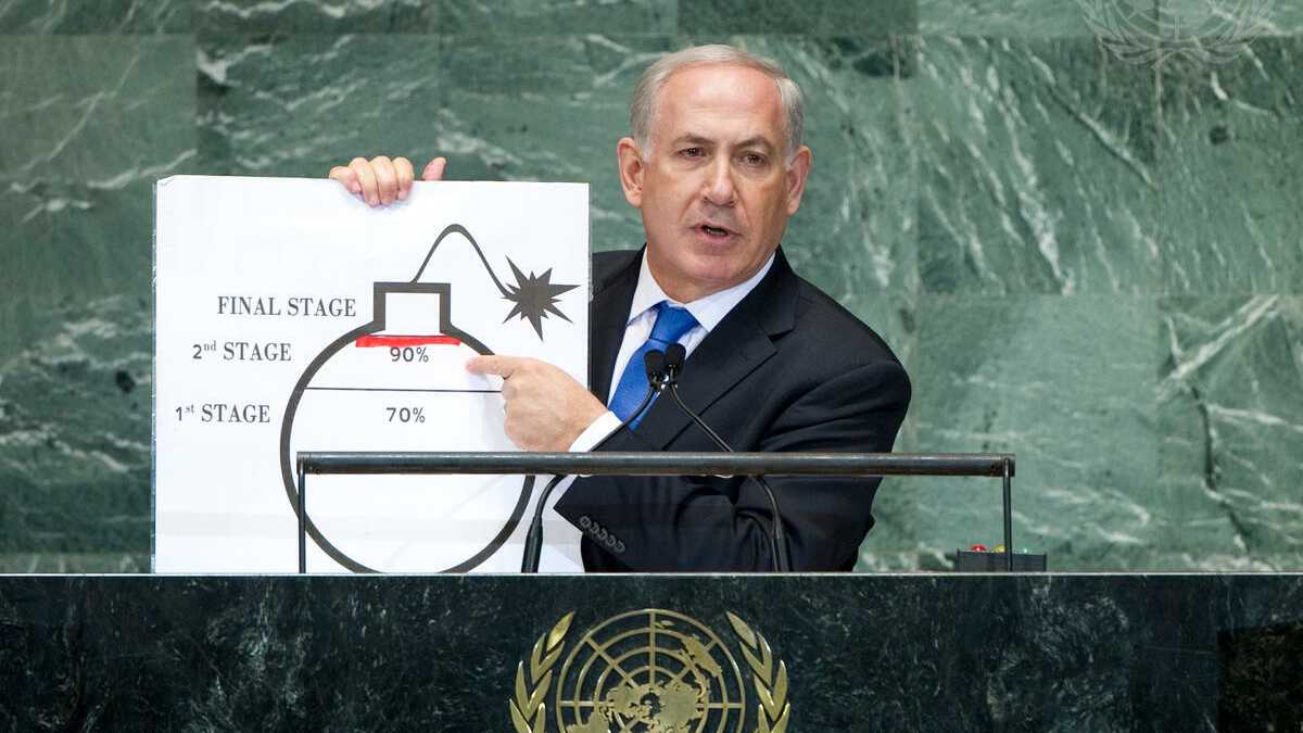 Der israelische Premierminister Benjamin Netanjahu spricht 2012 vor der UN-Generalversammlung und fordert eine rote Linie für Irans Atomwaffenprogramm