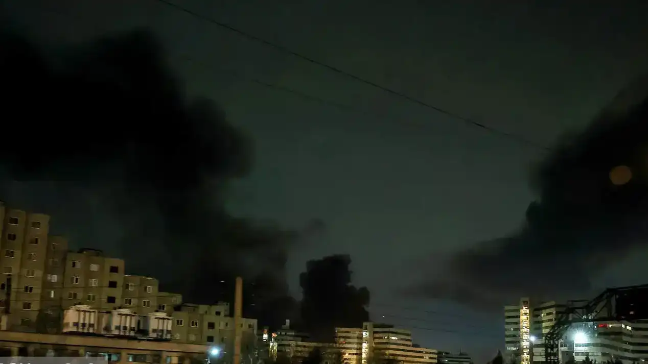 Rauch über einer dunklen Stadt