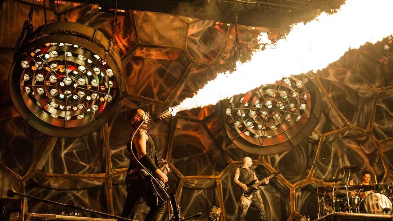 Sänger von Rammstein spukt Feuerfahne, Aufnahme aus dem Konzert in Moskau, 2012. 