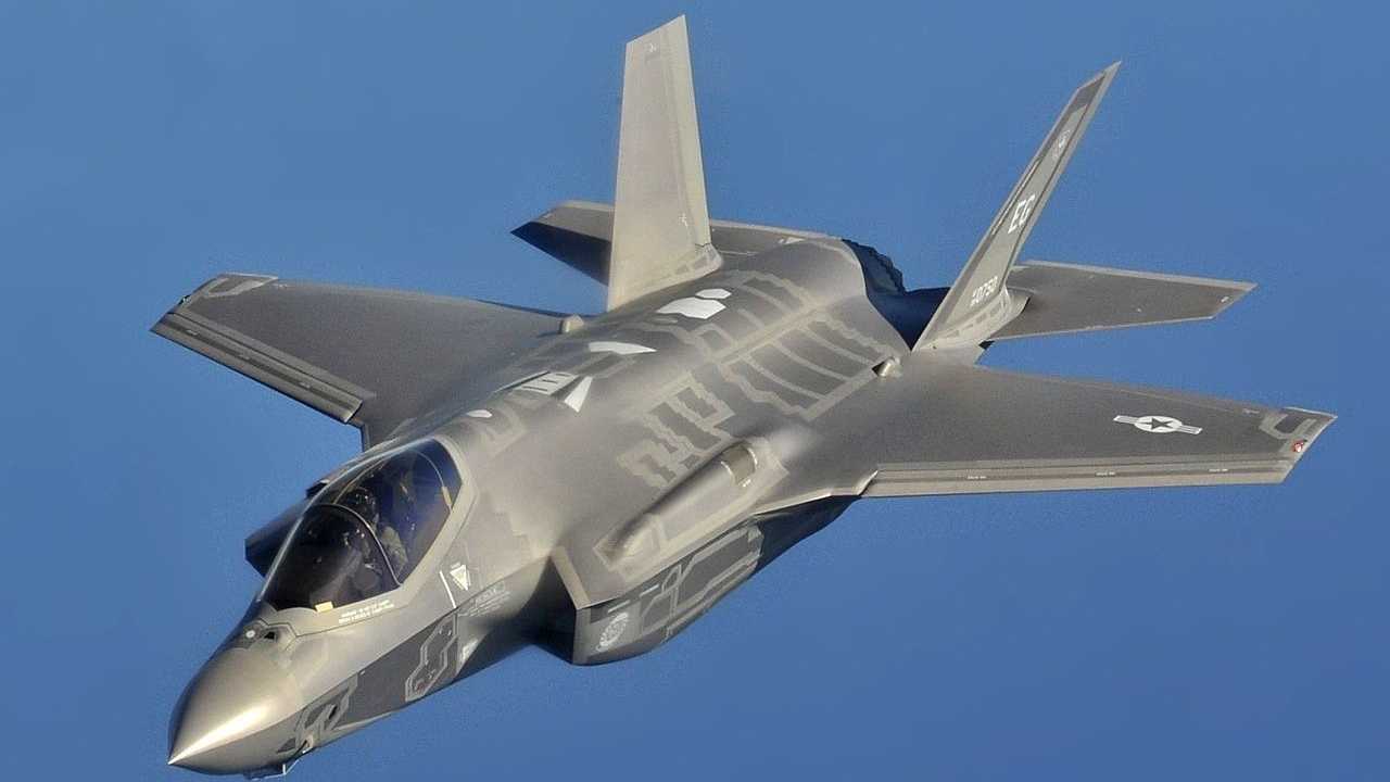 USAF Tarnkappen-Kampfflugzeug F-35A Lightning II im Flug