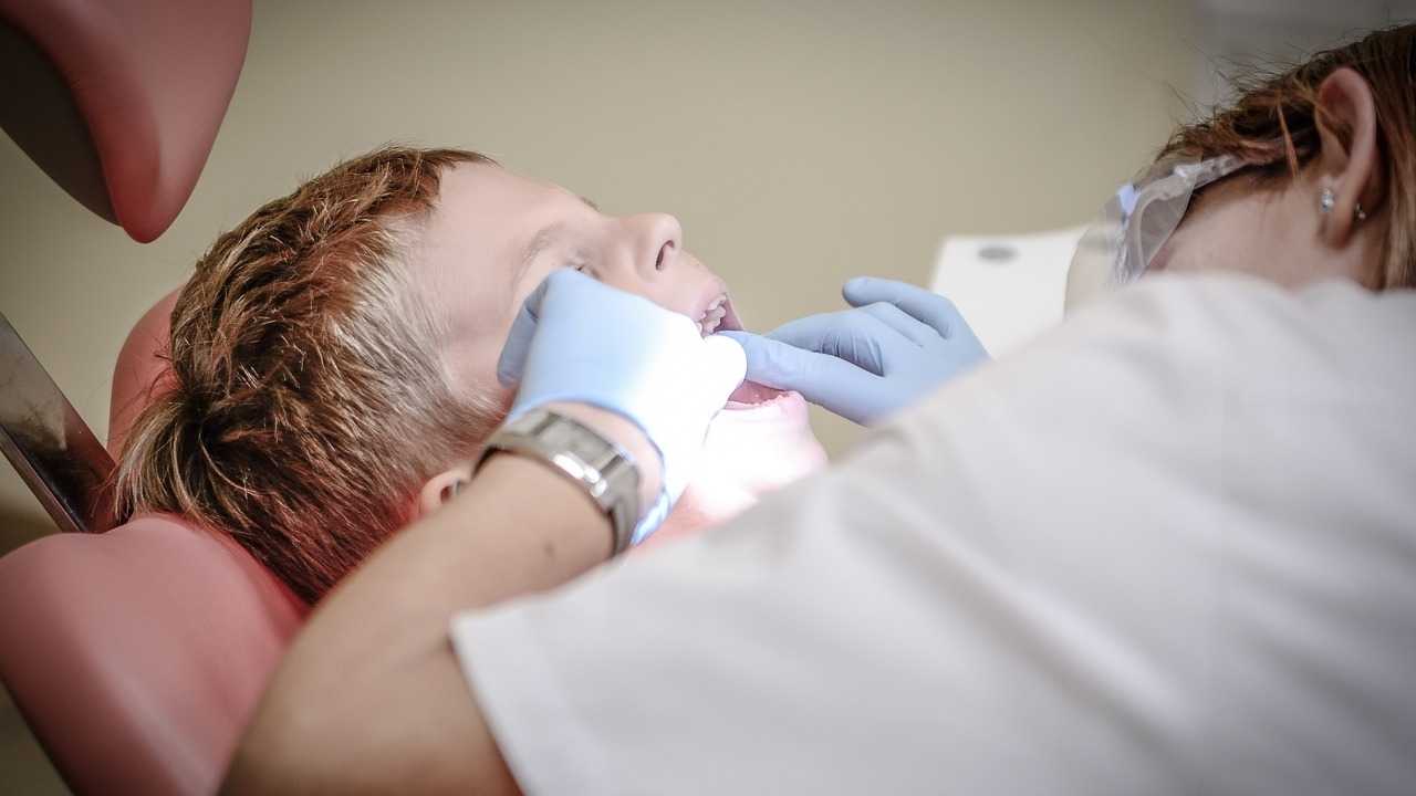 IKK-Chef plädiert dafür, Zahnbehandlungen künftig nicht mehr zu zahlen.