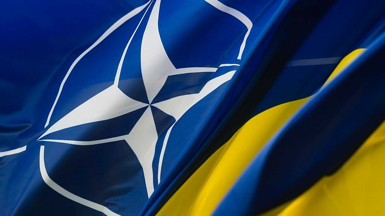 Montage-Flaggen-NATO-Ukraine