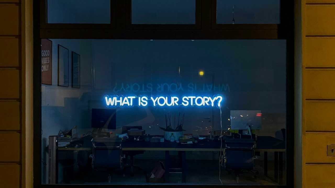 Schaufenster eines Journalisten-Bürps mit der Aufschrift: Was ist deine Story?