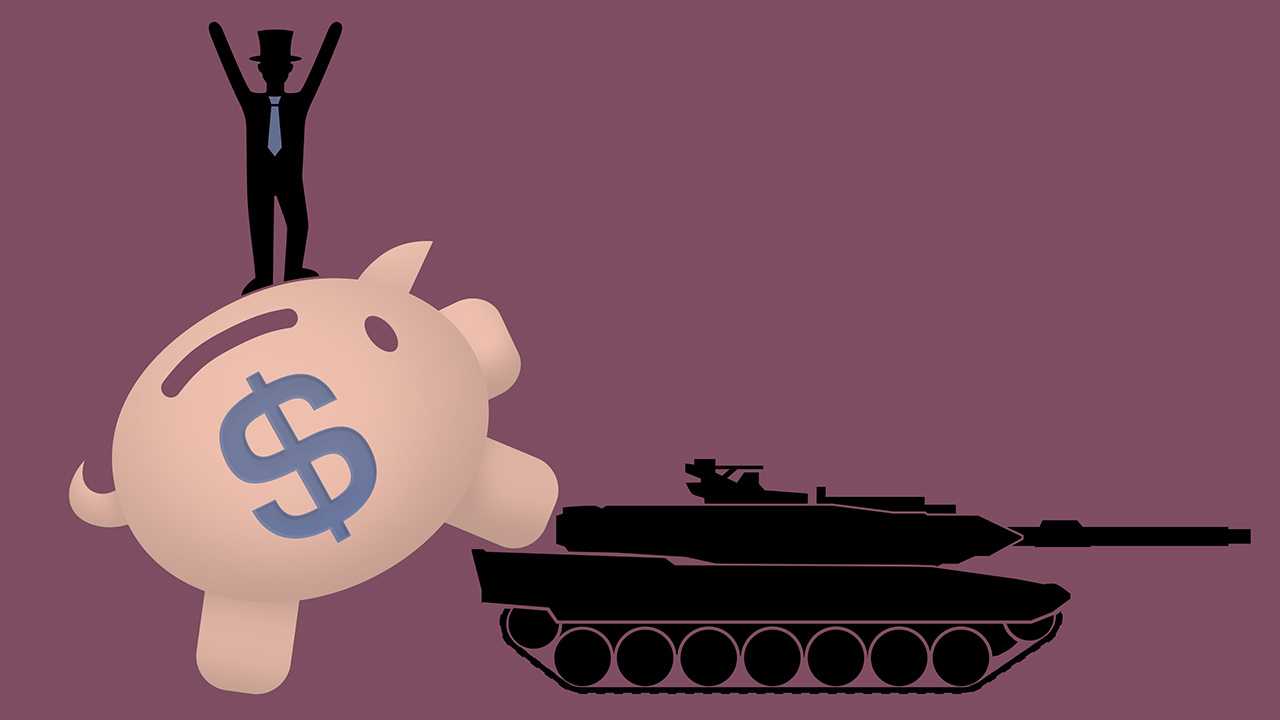 Kapitalist auf Sparschwein, das einen Panzer anschiebt