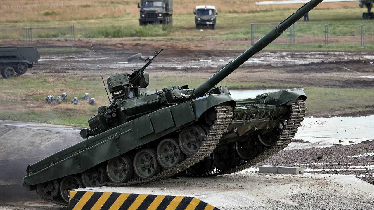 Russischer Panzer T-90A an einer Rampe