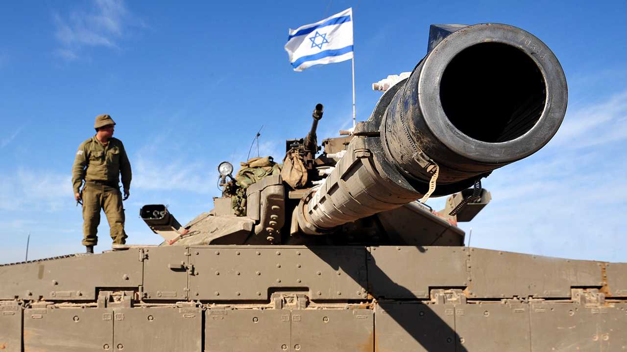Israelischer Soldat auf dem Merkava-Panzer Mark IV