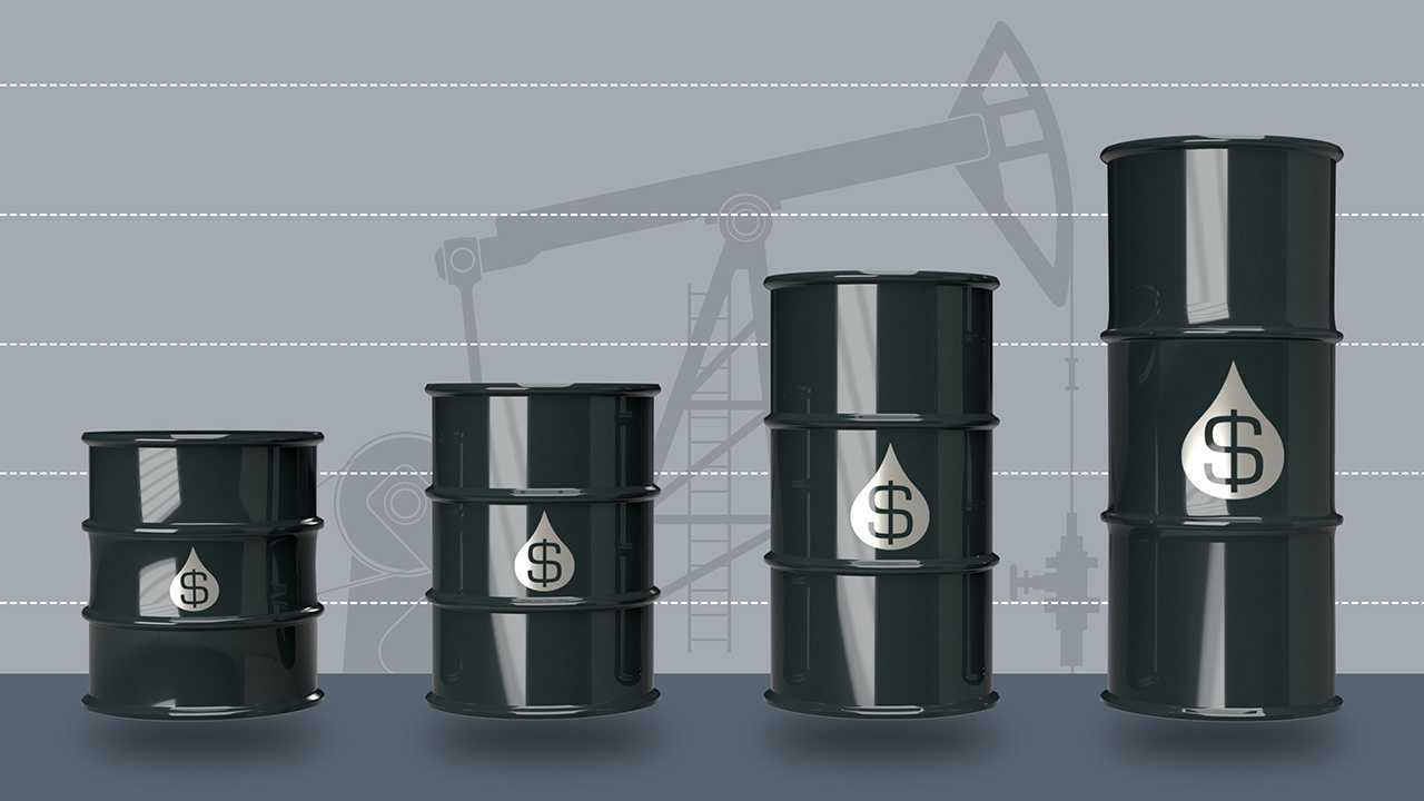 Symbolische Darstellung eines steigendes Ölpreises durch größer werdende Fässer