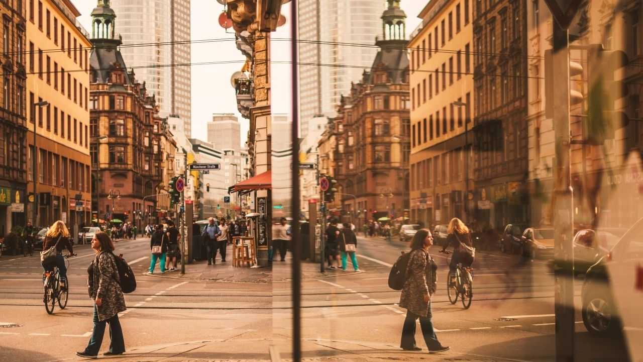 Straßenleben im Frankfurter Bahnhofsviertel, aufgenommen mit der Spiegelung eines Schaufensters
