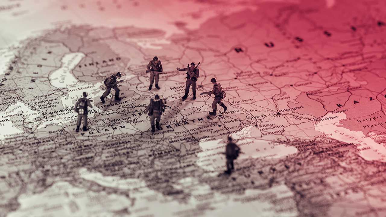 Spielzeugsoldaten auf Ukraineflagge