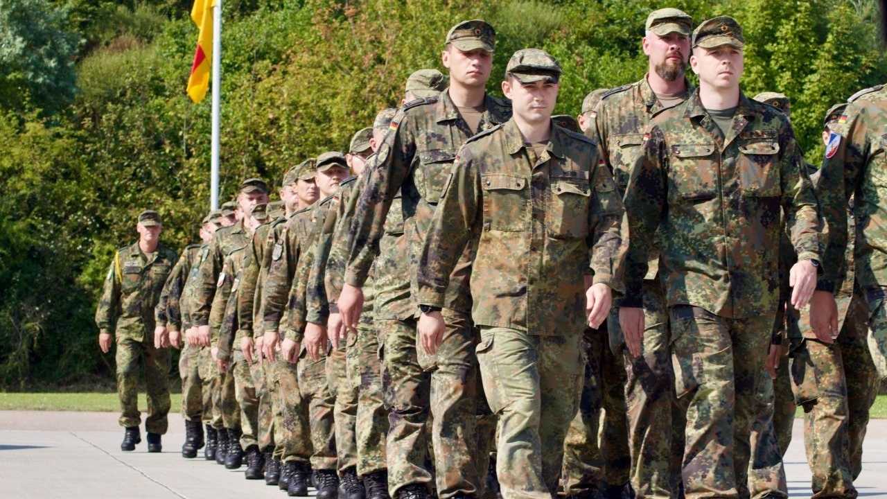 Ein Trupp Bundeswehrsoldaten in Marschformation