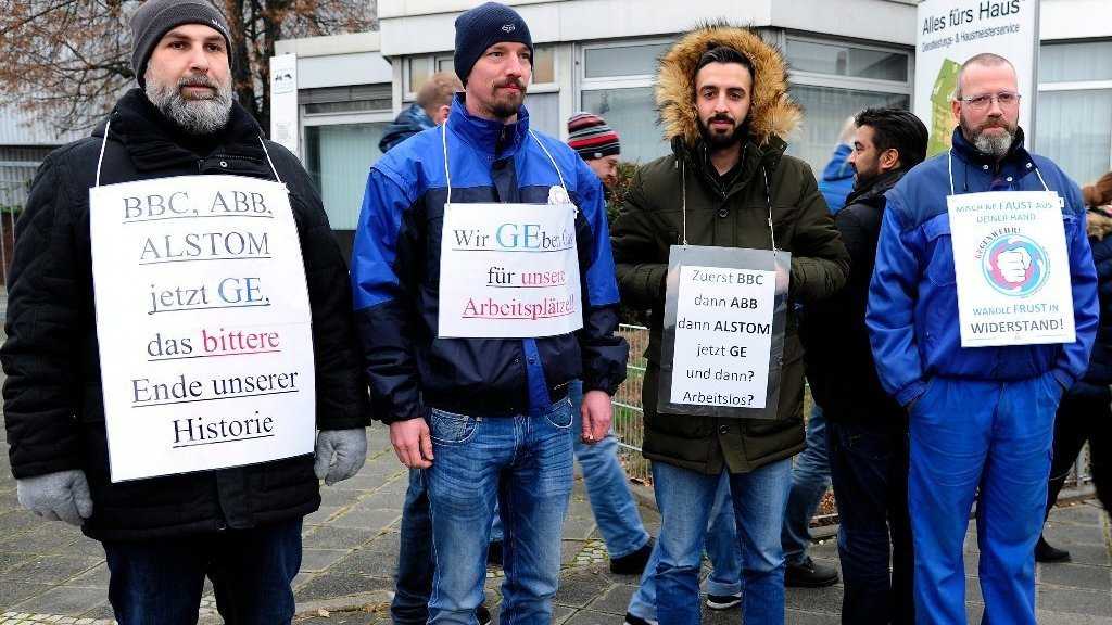 Menschenkette gegen geplanten Stellenabbau bei GE in Mannheim