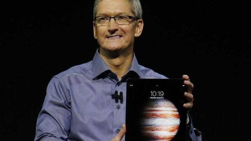 Tim Cook mit iPad Pro