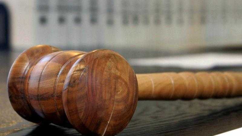 Hammer auf Richterbank