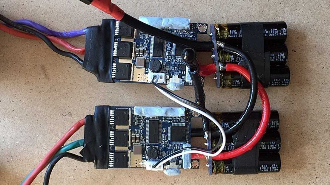 Zwei VESC-Boards parallel geschaltet und mit den Motoren verbunden