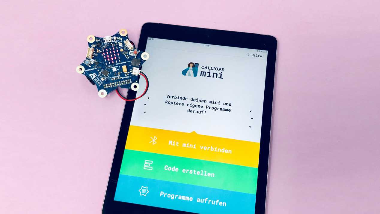 iPad mit geöffneter Calliope App und Mikrocontroller