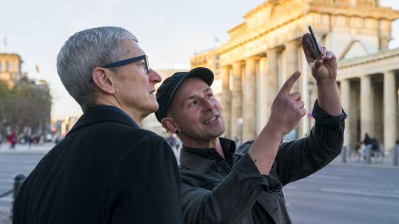 Tim Cook am Brandenburger Tor