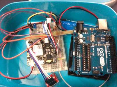 Arduino und Breadboard in einer blauen Brotdose