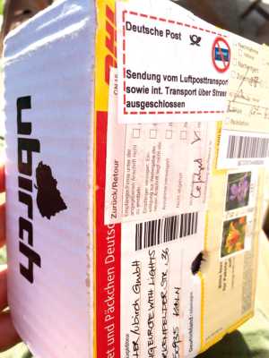 Eine Verpackung der deutschen Post mit Loch für einen Lichtsensor
