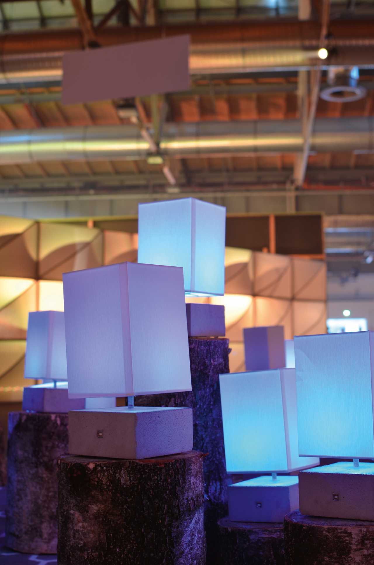 Mehrere rechteckige Lampen auf der Berliner re:publica 2015