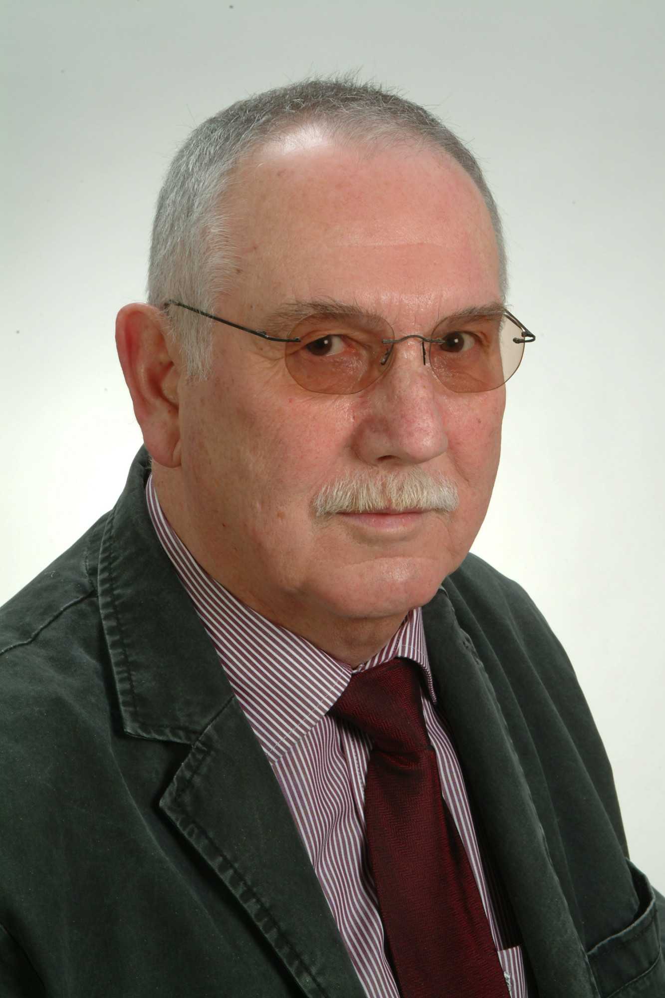 Ekkehard Mutschler, Jugendmedienbeauftragter des Deutschen Kinderschutzbundes: "Es geht nicht an, dass eine Domain-Endung .kinder für werbliche Zwecke benutzt wird. Da wird der Begriff Kinder als Handelsobjekt missbraucht."