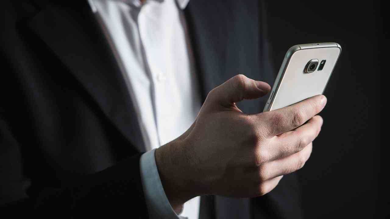 Er sucht sie über sms
