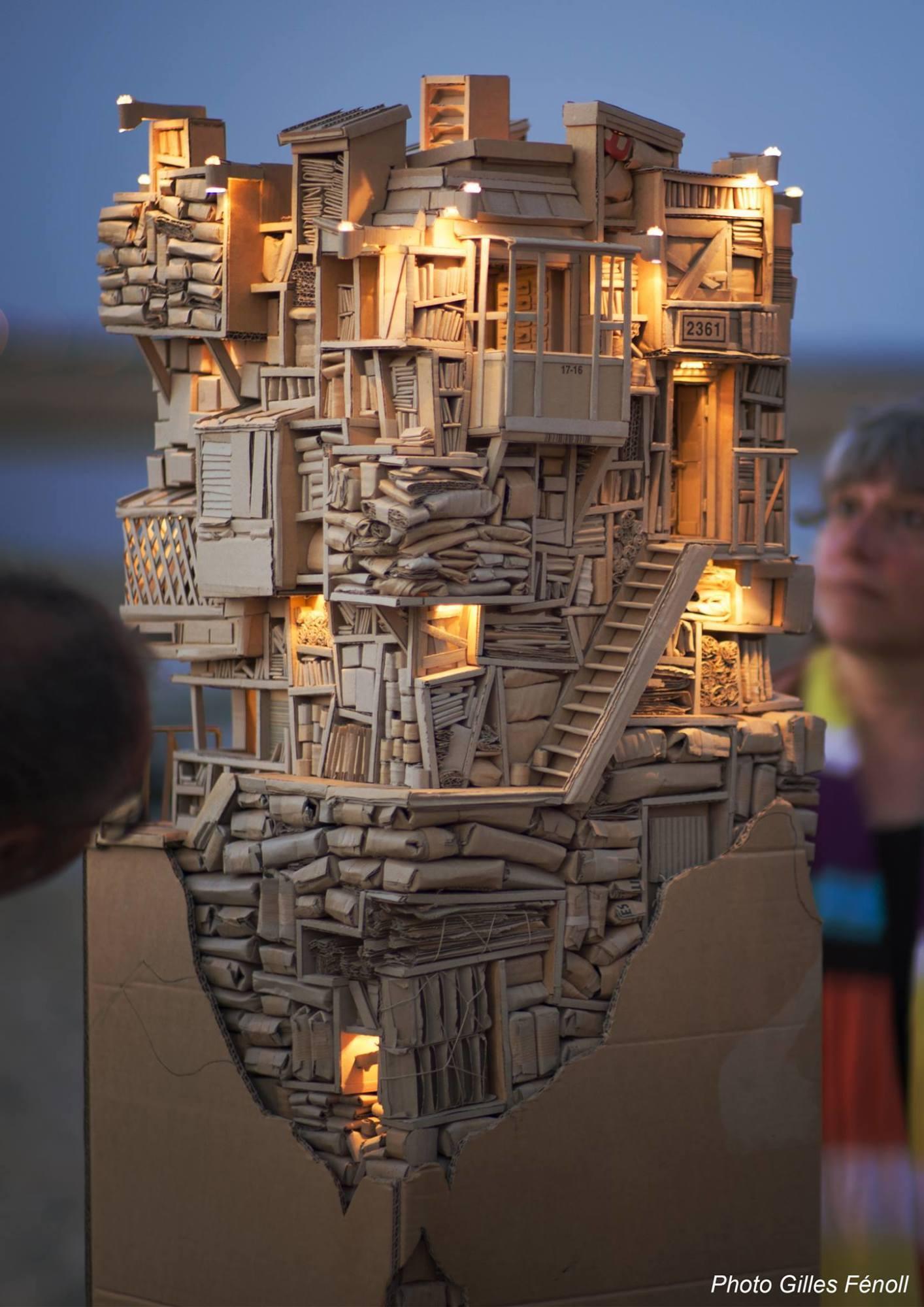 Le monolithe en carton