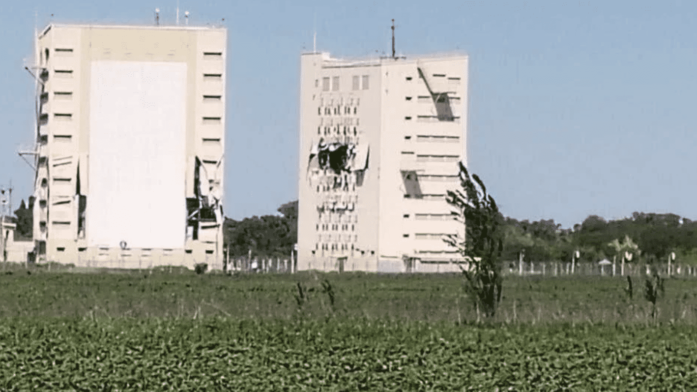 Russische Radaranlage: Zwei weiße Gebäude vor einem grünen Feld.
