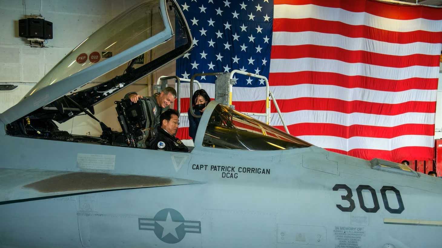 Der japanische Premierminister Fumio Kishida in einem Kampfjet bei einem Besuch des Flugzeugträgers der US-Marine USS Ronald Reagan am 6. November 2022