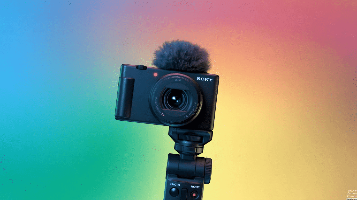 Die Kamera Sony ZV-1 II vor buntem Hintergrund