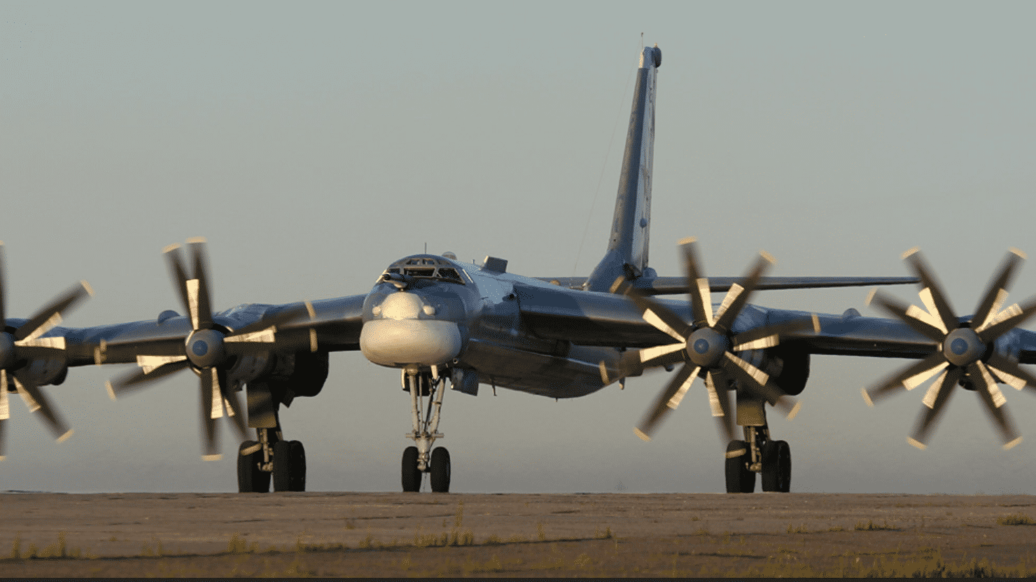 Russische Tupolev Tu-95MS auf dem Luftwaffenstützpunkt Engels