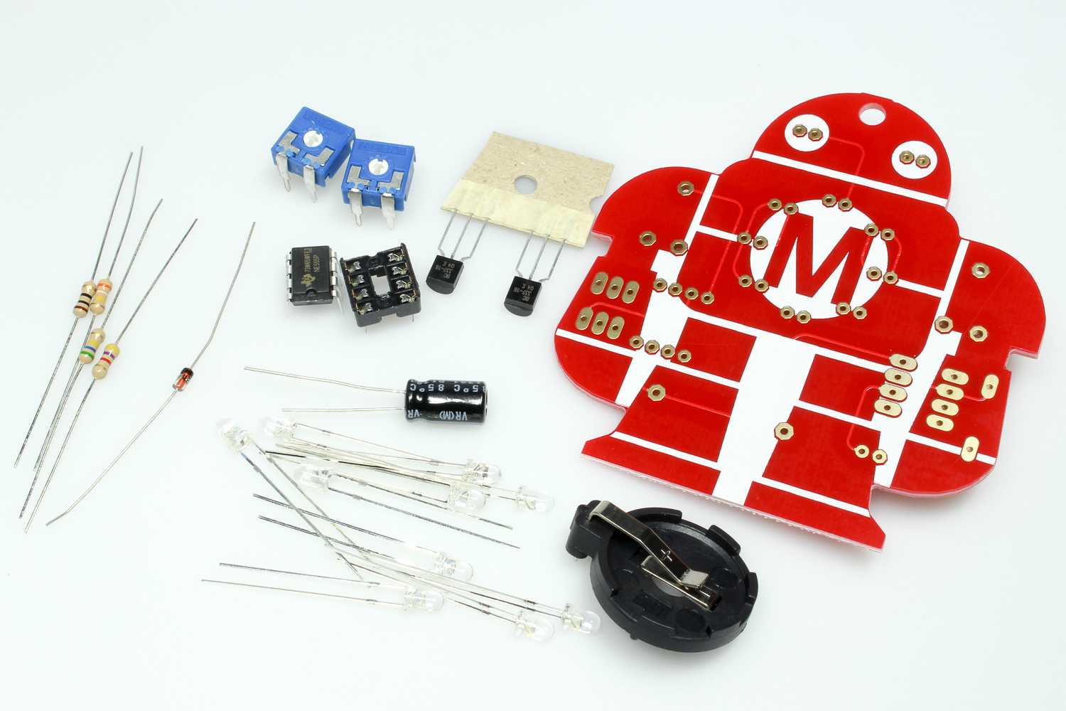 Löt-Makey: Eine rote Platine in Roboterform mit elektronischen Bauteilen