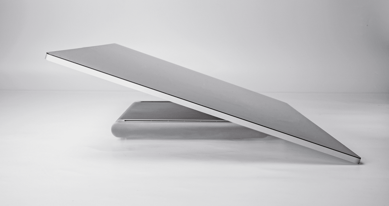Das Display lässt sich herunterfalten, sodass es im Winkel von 20 Grad liegt. Dann wird das Surface Studio zum stationären Tablet im Riesenformat oder zur Mal- und Zeichenfläche.