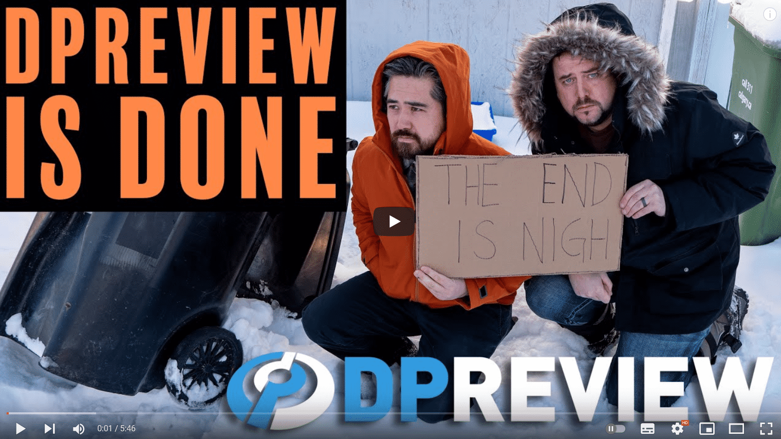 Die YouTube-Hosts von DPReview sitzen mit einem Pappschild "Das Ende ist nah" im Schnee