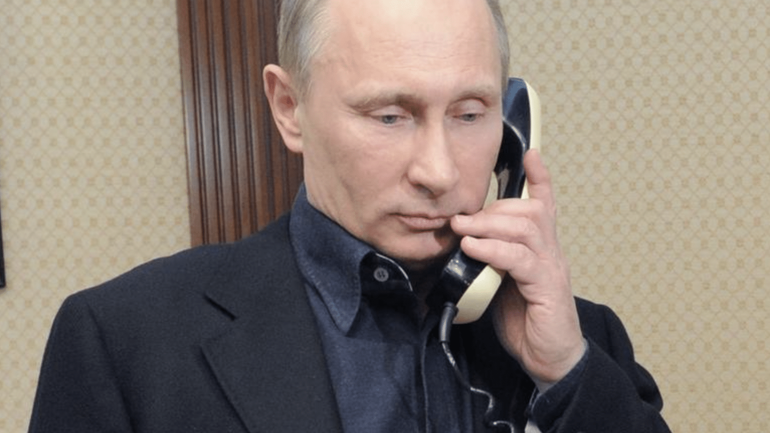 Телефон путиной. Путин с телефоном. Телефон Путина. Владимир Путин с телефоном. Мобильник Путина.