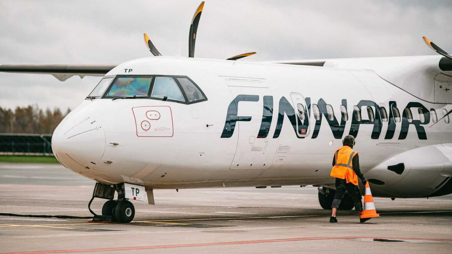 Flugzeug von Finnair auf Rollfeld